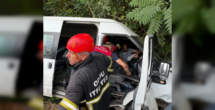 Ünye'de servis minibüsü ve otomobil çarpıştı: 15 yaralı