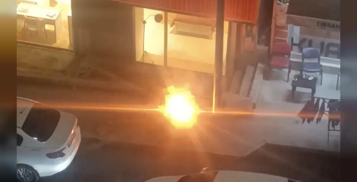 Van'ın İpekyolu ilçesinde aydınlatma direği alev aldı