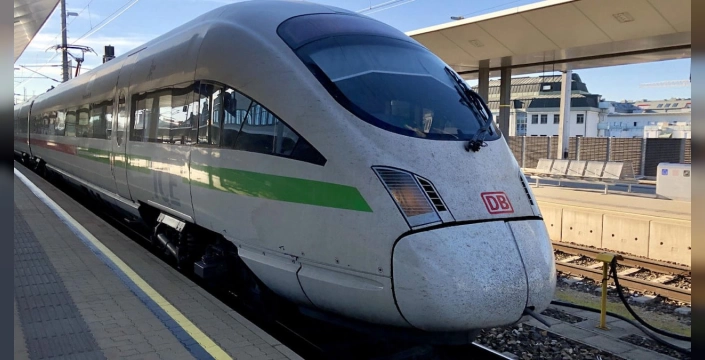 Viyana'da tren faciası: Yolcu, hareket eden trene atladı