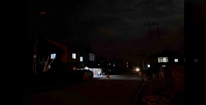 Yüksekova'da karanlık sokaklar: Bir haftadır sokak lambaları yanmıyor