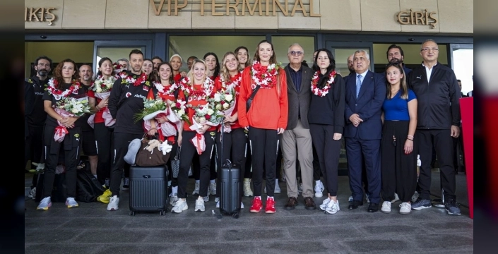 A Milli Kadın Voleybol Takımı Türkiye'ye döndü: Tarihi başarı kutlandı