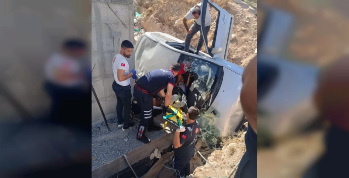 Adıyaman'da inşaat boşluğuna düşen araçta yaralanma