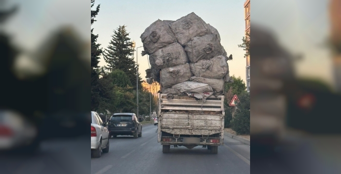 Adıyaman'da tehlikeli yük taşıyan kamyonet: Denetimsizlik tepki çekiyor