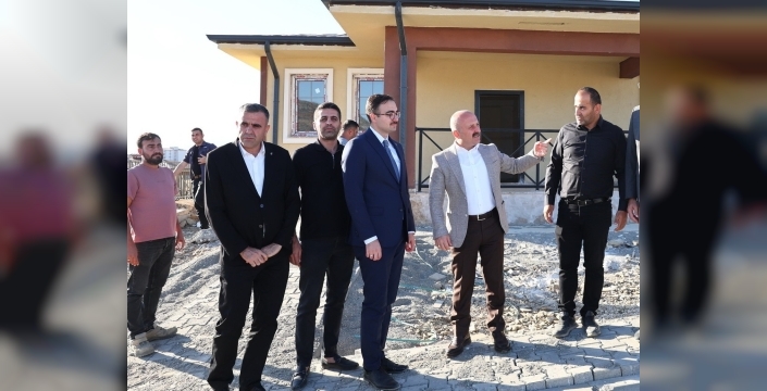 Adıyaman Valisi Varol: Sincik köy evlerinde incelemelerde bulundu