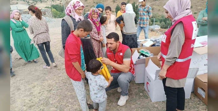 Ağrı'da Kızılay gönüllüleri köyleri ziyaret etti