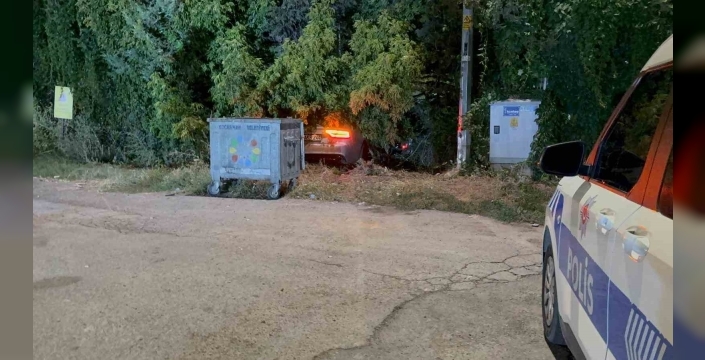 Alkollü sürücü polislerden kaçarken fidanlığa daldı