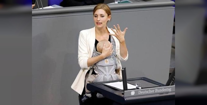 Almanya Federal Meclisi'nde bir ilk: Milletvekili bebeğiyle kürsüde konuştu