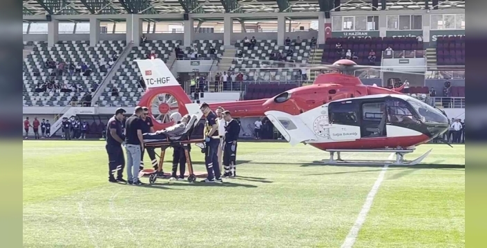 Amasya'da futbol maçı öncesi ambulans helikopter indi