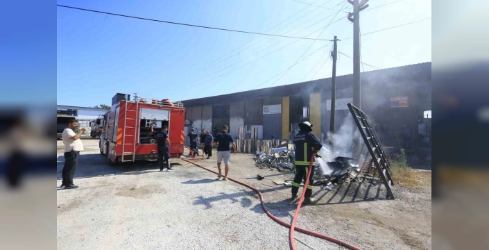 Antalya'da iş yerleri yanından sıyrıldı: İtfaiye, yangını söndürdü