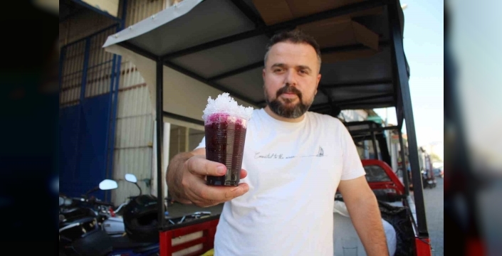 Aydın'da 15 yıllık gelenek: Yusuf Bozkurt'un kar helvası yaz sıcağında serinletiyor
