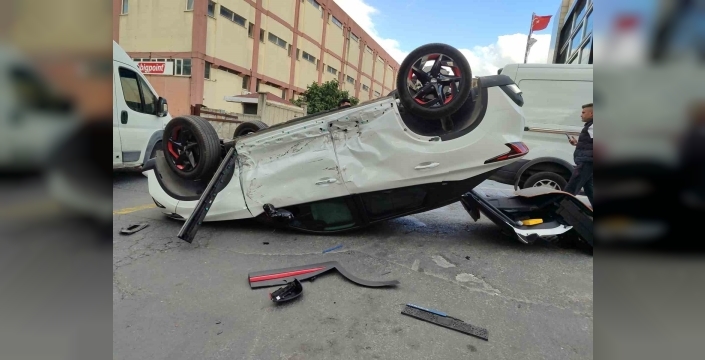 Bahçelievler'de minibüs otomobile çarptı: 2 yaralı