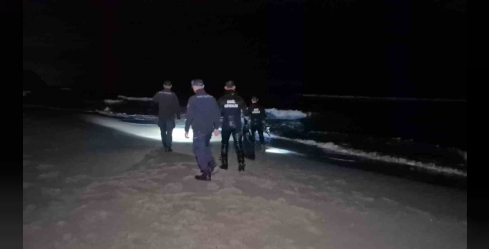 Bartın'da gece denize giren şahıs ekipleri alarma geçirdi: 1 saat sonra sağ salim döndü