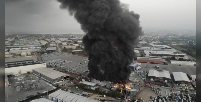 Başiskele'de büyük yangın: Madeni yağ deposu alev alev