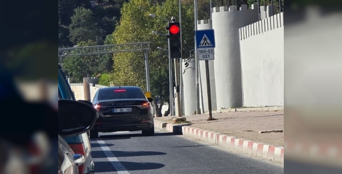 Bilecik'te güvenlik şeridi ihlali tepki çekti: Makam aracı da kullandı