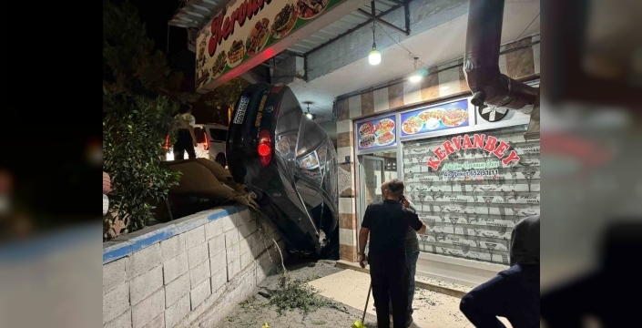 Birecik'te korkunç kaza: Lokanta bahçesine uçtu