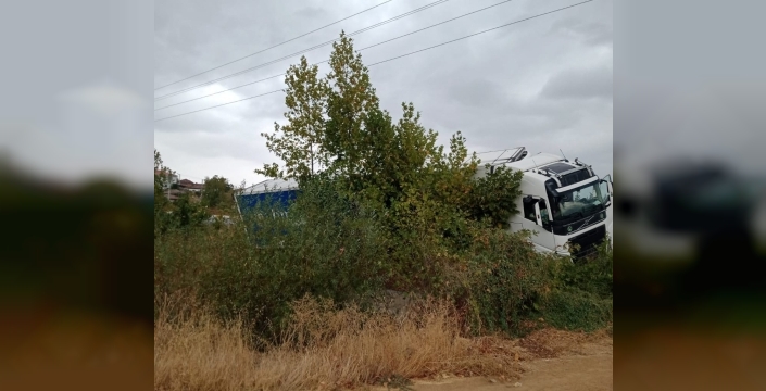 Buldan'da yağışlı hava kazaya neden oldu: Tır şarampole devrildi