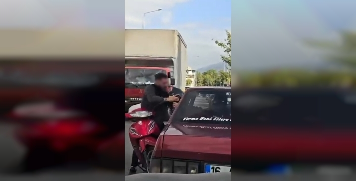 Bursa'da trafikte gerginlik: Motosikletli, otomobil sürücüsüne saldırdı