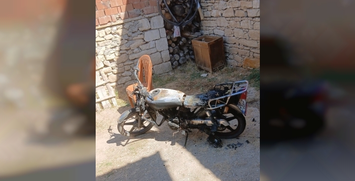 Çameli'de park halindeki motosiklet kundaklandı