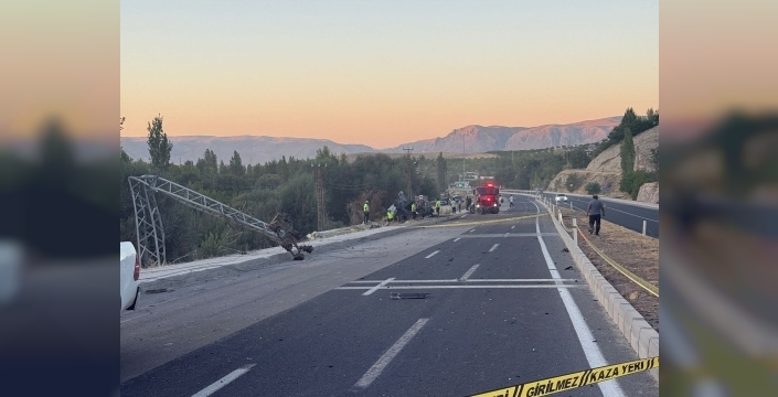 Darende'de freni boşalan tırın otobüse çarpması: Büyük panik