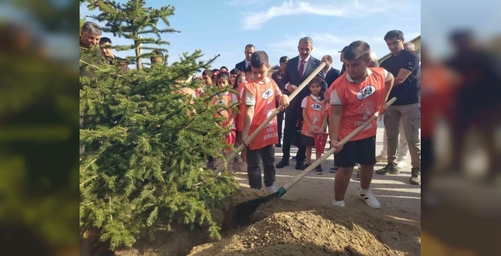 Edirne'de yeni eğitim-öğretim yılı başladı: Öğrenciler ve Vali Sezer birlikte fidan dikti
