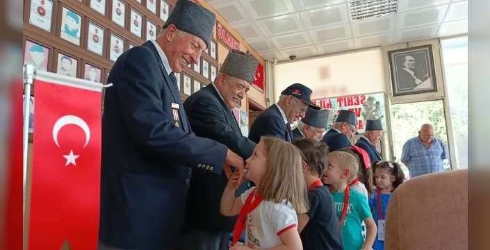 Efeler’de minik öğrenciler gazileri ziyaret etti