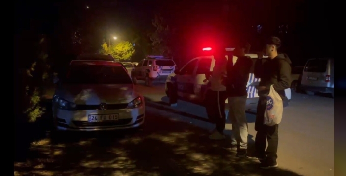 Erzincan'da hayat kurtaran polis müdahalesi: Gençler çekirdek çitleyerek izledi