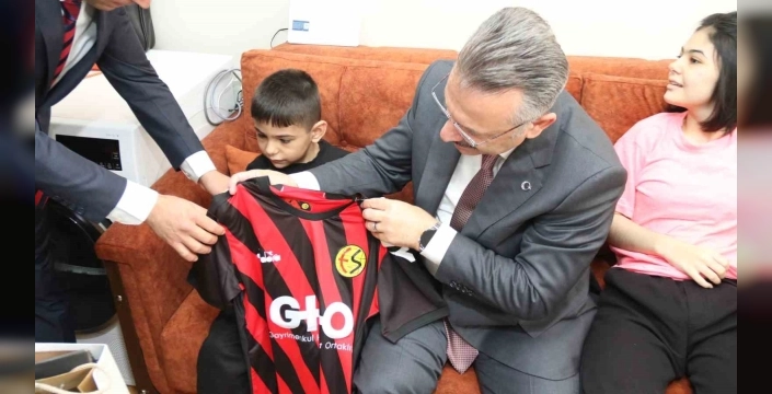 Eskişehir Valisi Aksoy, Dandy-Walker Sendromlu kardeşleri ziyaret etti