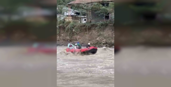 Fırtına Vadisi'nde sel: Rafting tutkunları eğlenceden vazgeçmiyor