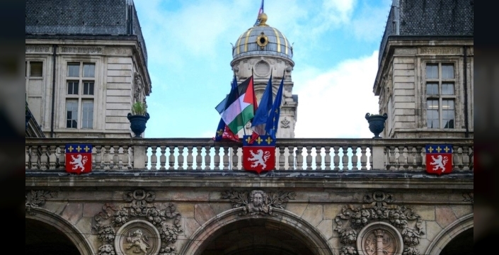 Fransa'da 21 belediye, yasağa rağmen Filistin bayrağı astı