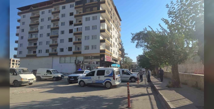 Gaziantep'te fırtına, depremzede binanın çatısını uçurdu