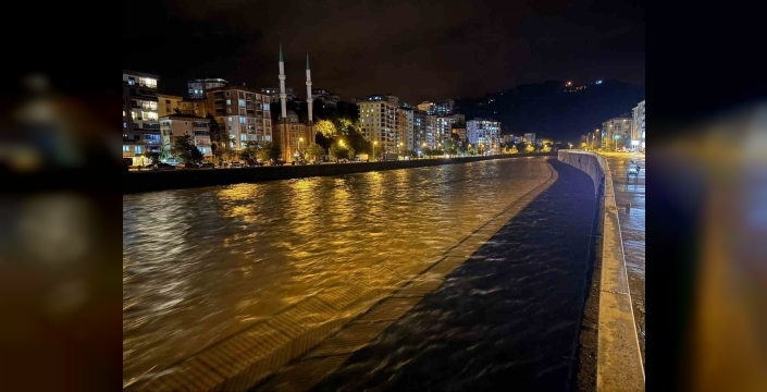 Giresun'da şiddetli yağış: 8 kişi heyelan altında mahsur kaldı
