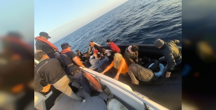 İzmir'de Sahil Güvenlik, 58 Düzensiz Göçmeni Yakaladı