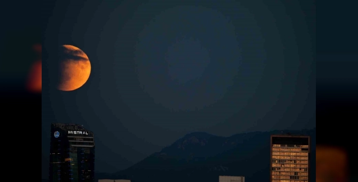 İzmir'den 'Kanlı Ay' gözlemlendi