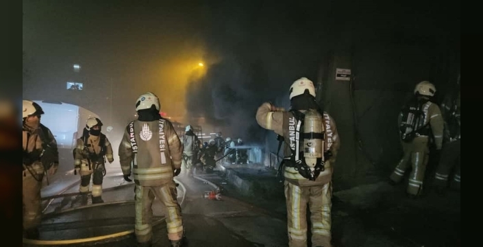 Kağıthane'de depoda çıkan yangın gökyüzünü dumanla kapladı
