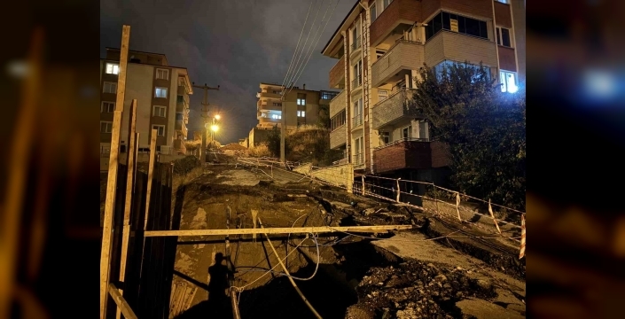 Karabük'te yol çöktü: Trafik kapatıldı