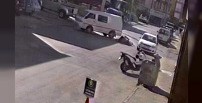 Karaman'da tehlikeli an: Çay servisi yapan garson, panelvanın altından son anda kurtuldu