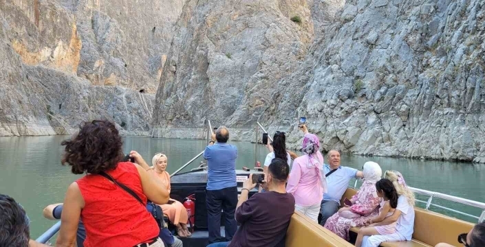 Karanlık Kanyon: Erzincan'ın Kemaliye ilçesinde turist akını