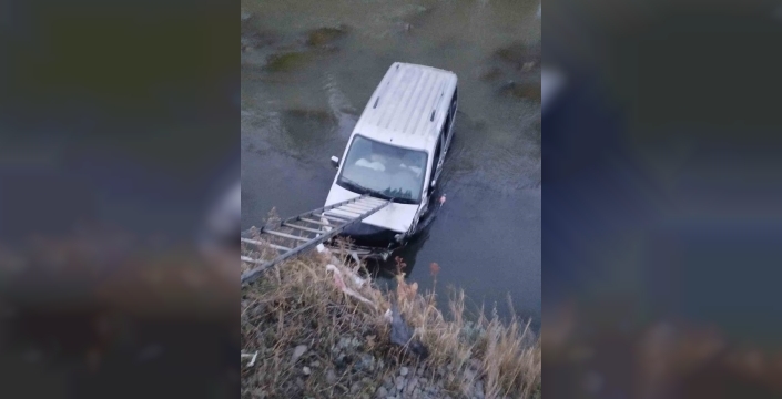 Kars çayı'na uçan araçta sürücü yaralandı