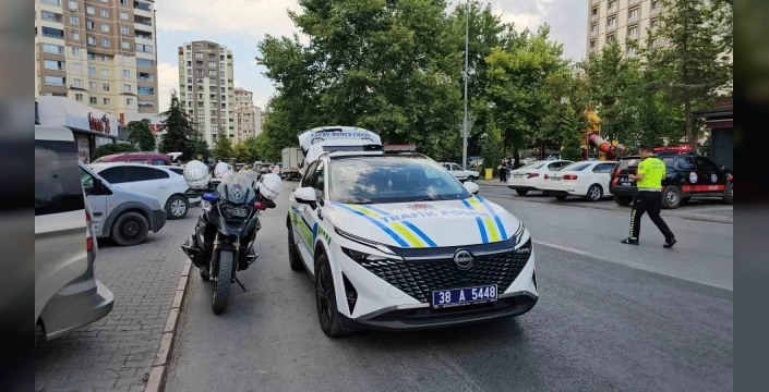 Kayseri'de polis motosikleti devrildi: 2 polis memuru yaralandı