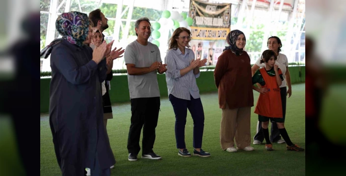 Kocaeli'de kadın futbolu desteklendi: Minik sporcular anneleriyle sahada buluştu