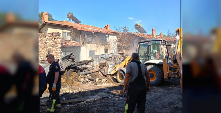 Kütahya'da otomobildeki patlama 3 evi kül etti