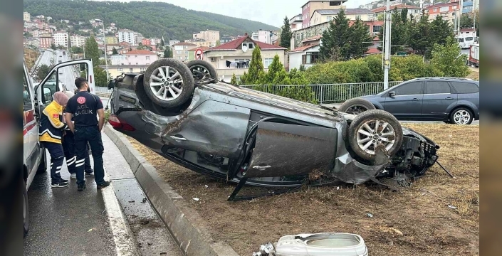 Maltepe'de otomobil aydınlatma direğine çarptı: Sürücü yara almadan kurtuldu
