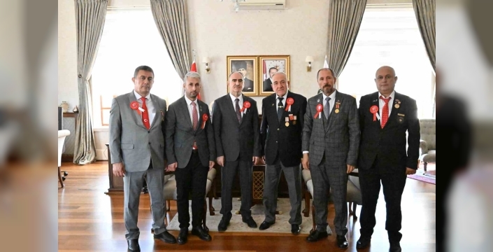 Manisa Valisi Özkan, gazileri ağırladı