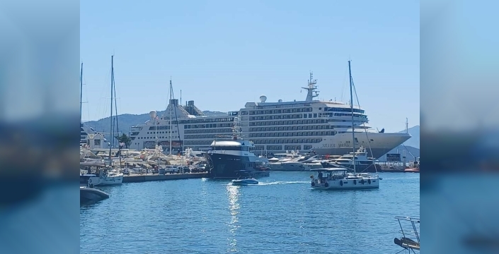 Marmaris, iki dev yolcu gemisine ev sahipliği yapıyor