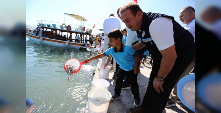 Muğla'da 160 bin balık yavrusu denize bırakıldı