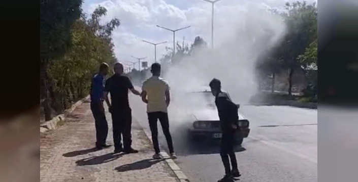 Muş'ta seyir halindeki otomobilde yangın: Vatandaşlar ve beton mikseri sürücüsü müdahale etti