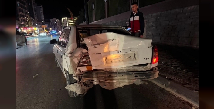 Niğde-Bor Otoyolu'nda midibüs otomobile çarptı: 1 yaralı