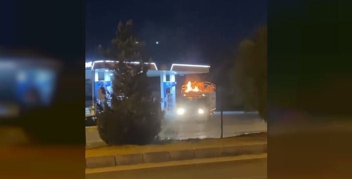 Pikap kasasındaki kartonlar alev aldı: Akaryakıt istasyonunda panik