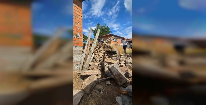 Sındırgı'da 4.9 büyüklüğünde deprem: İki metruk evde çökme