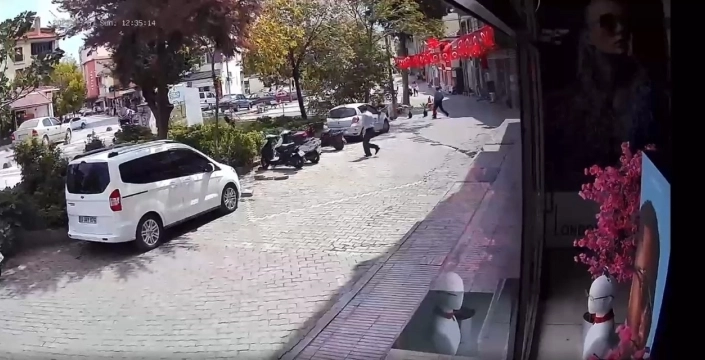 Sındırgı'da 4.9 büyüklüğünde deprem: Korku ve panik anları kamerada